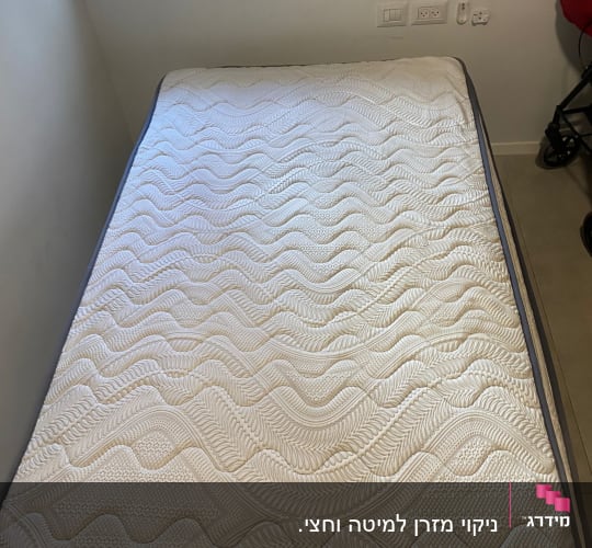 מזרן עם דוגמת תפרים גלית בחדר שינה